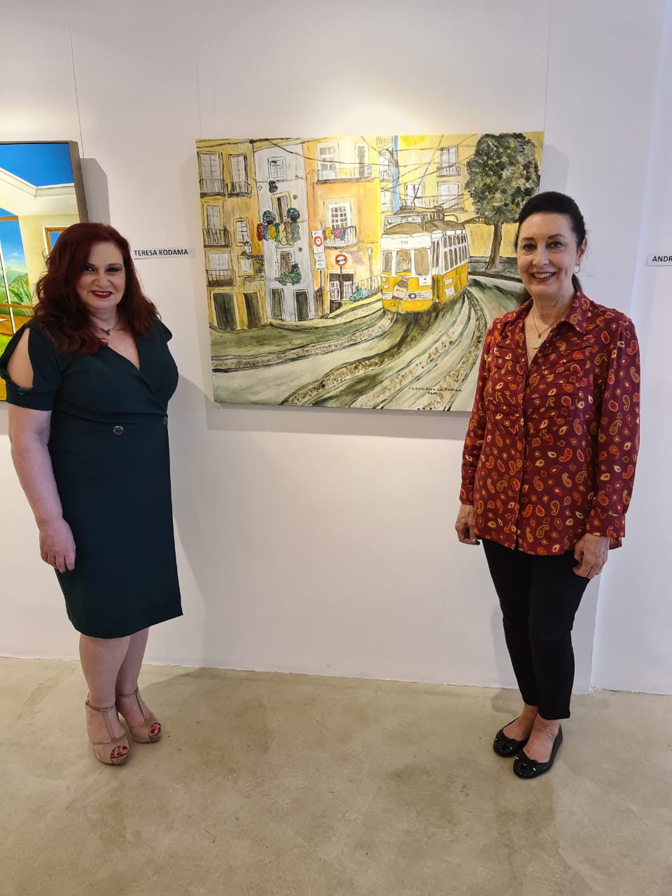 Teresa Kodama visita a exposição "Arte no Século XXI da Inn Gallery
