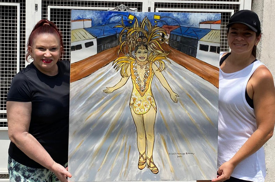 Teresa Kodama entrega quadro para Kelly Chagas musa do Carnaval