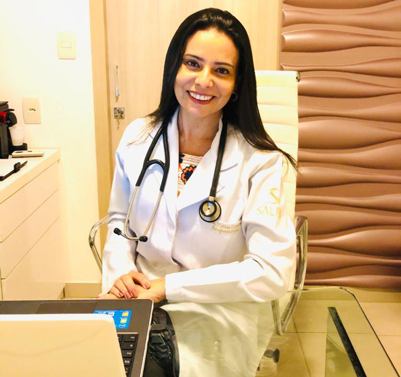 A prática da acupuntura eficiente pelas mãos habilidosas da médica Karine Coimbra