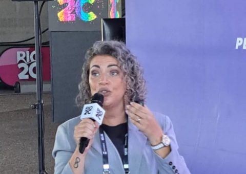 Juliana Agustineli emociona público ao falar de Perfumoterapia e bem-estar no Rio2C, no Rio de Janeiro  