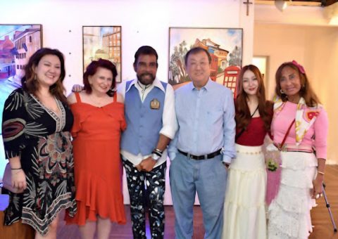 A Visita Guiada realizada na Roberto Camasmie Art Gallery pela Artista Teresa Kodama foi um sucesso